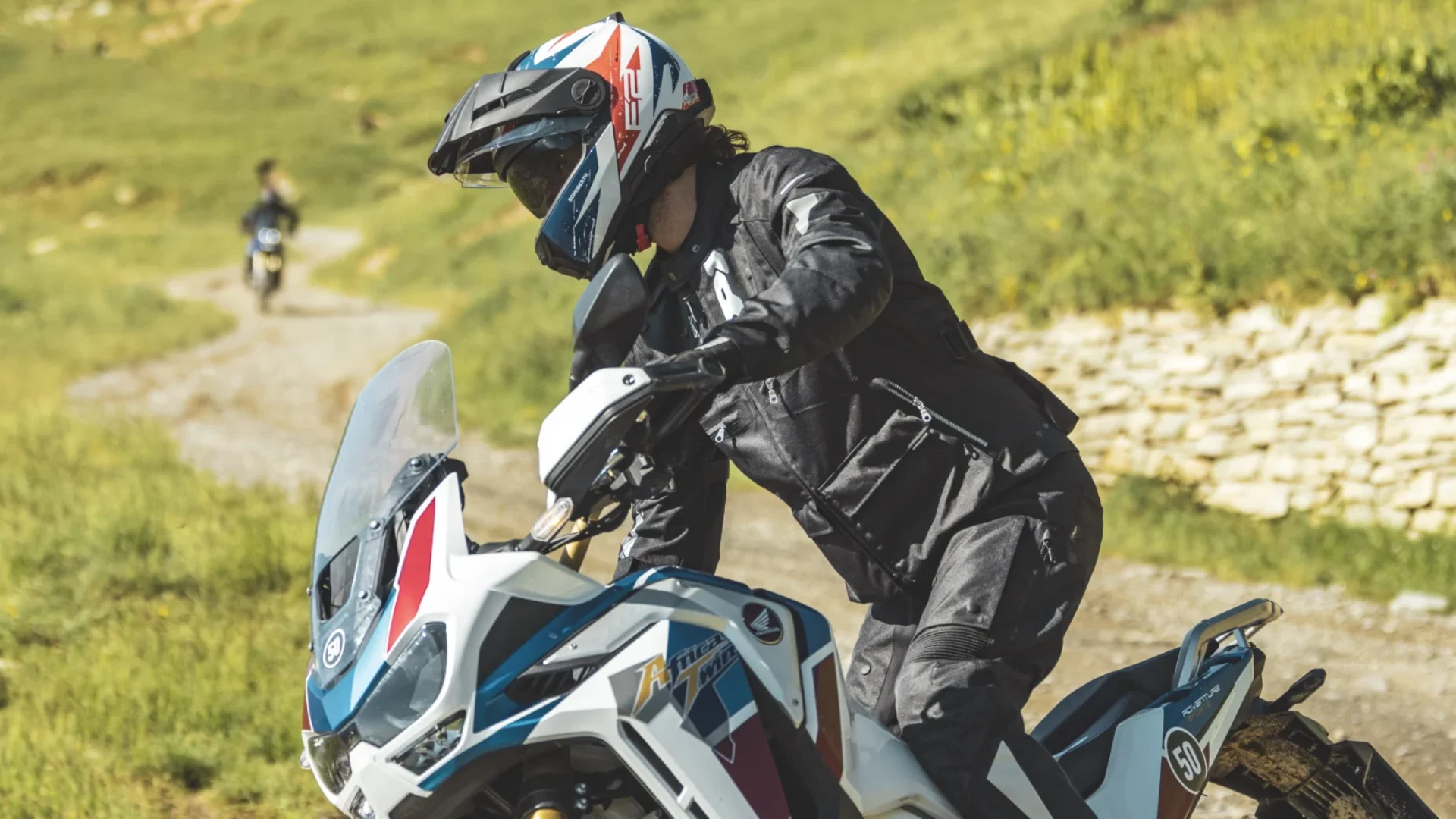 Jak prawidłowo dobrać odzież i kask motocyklowy – Schuberth i Rukka