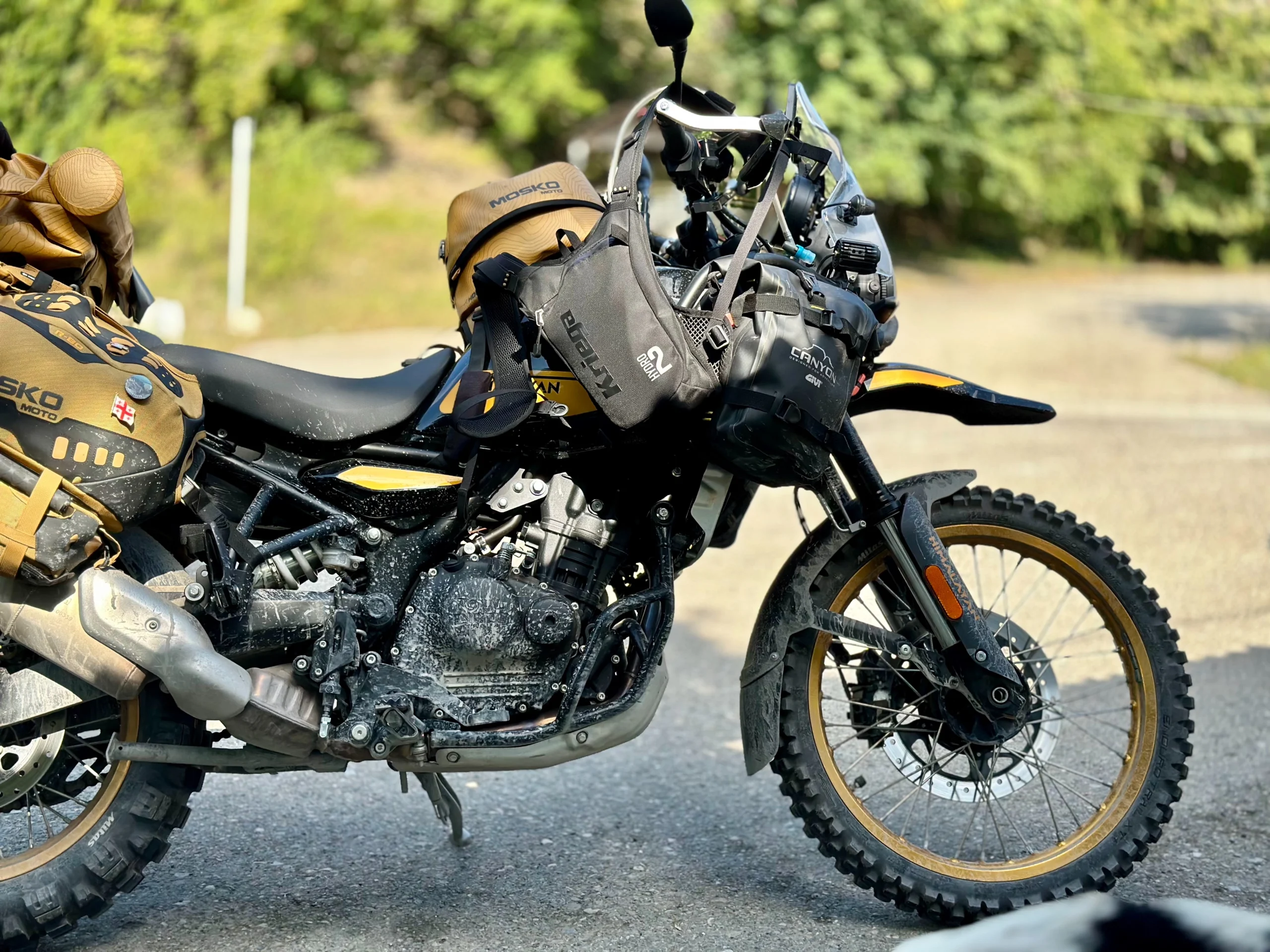 Royal-Enfield-Himalayan-450-akcesoria-5522-mosko-moto-bagaż-givi-sakwy-osłona-silnika-gmole-handbary-szyba-turystyczna-schuberth-kask-rukka-450-akcesoria-3894